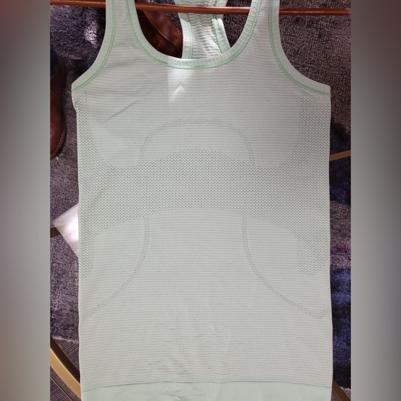 Women’s Lululemon Racerback Tank Size 2 - Picture 3 of 3